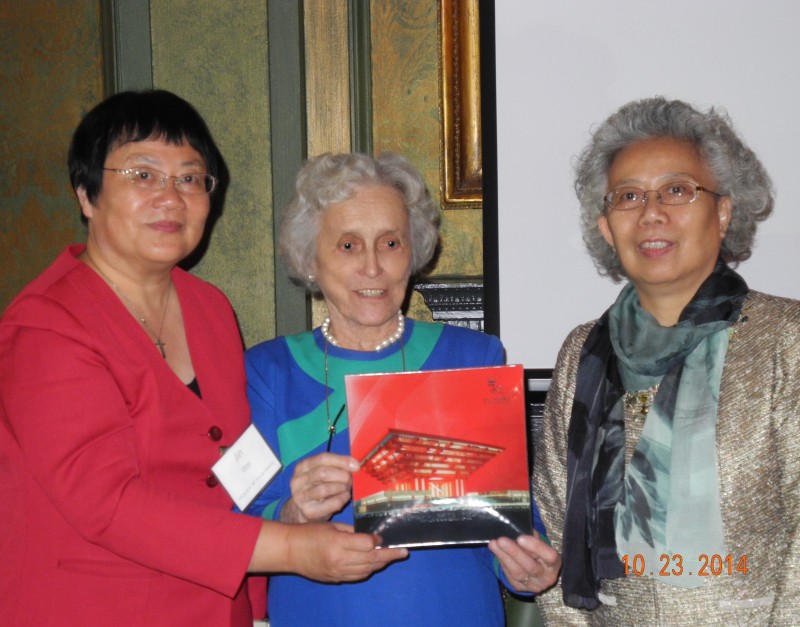 Jin Wei (left) and Yang Mingming present  WSC Chair Connie Tate with a beautiful red enameled Chinese plate during the 94th annual meeting Oct. 23